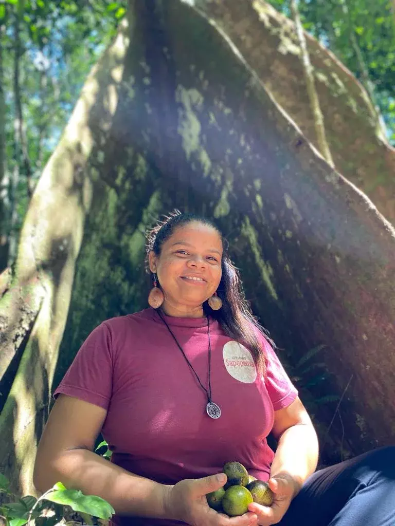 Negócio da floresta cria biojoias e gera renda para mulheres ribeirinhas